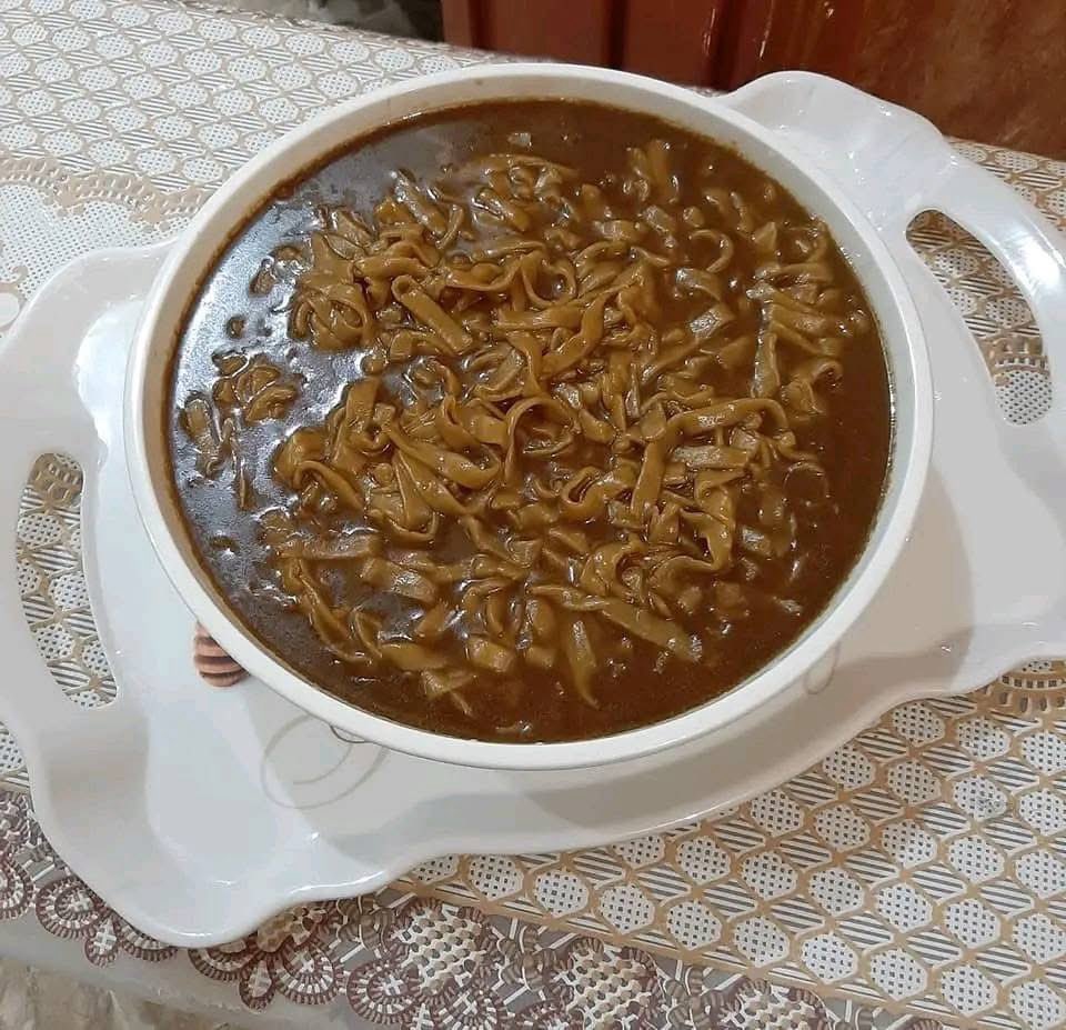 المصريين هم الوحيدين في العالم اللي عملو أصناف حلوة بالباستا بس طبعا دا من أيام ما كان اسمها مخروطة و قادوسية قبل ما تبقا باستا
شعرية بلبن
عزيزية دمياطي
مخروطة بالعسل
و مخروطة بالسكر