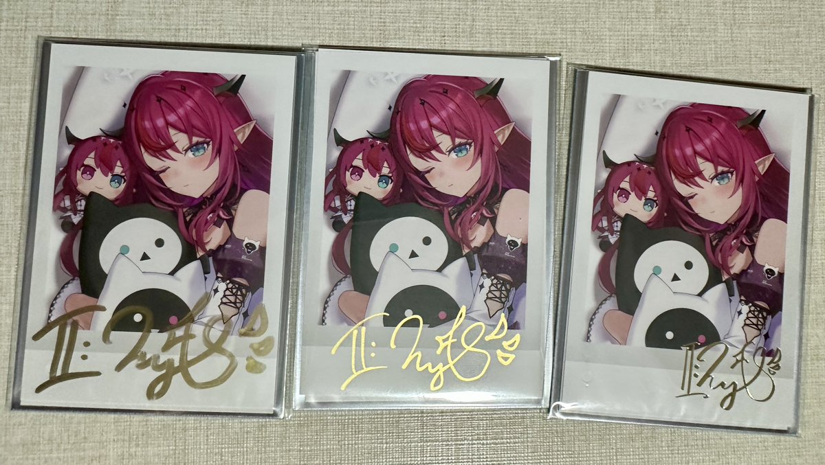 Man the vast differences between the signatures of these cards
The right one is the printed one definitely…
IRyS where did you get that fat marker to sign?😂

#IRyS #IRySMerch