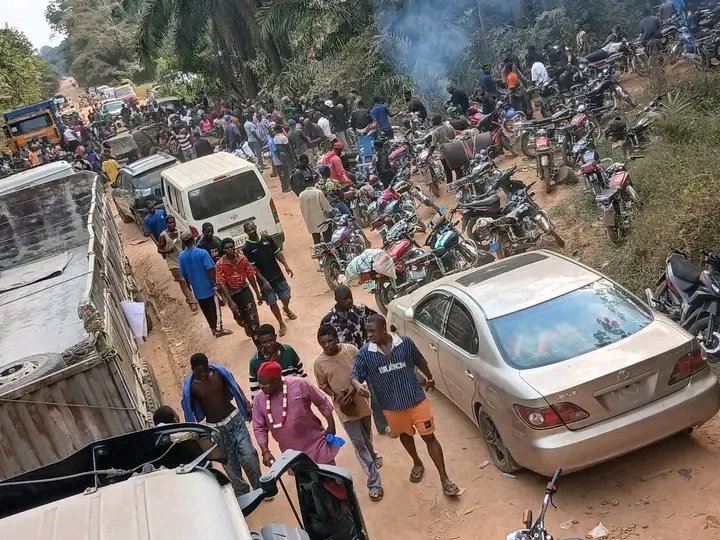 For many days now, there has been a protest in Cross River State over the horrid state of the roads, mostly around the Ikom-Obudu road. The community there has been crying out for a long time; they are calling on their Senators and Representatives to do something quickly about