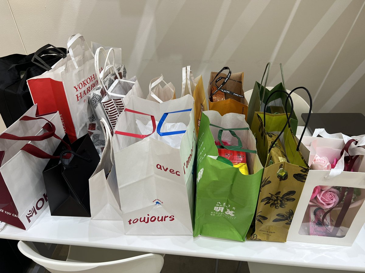 精密AIアート展【憧憬】 本日、閉幕しました🌈✨

5日間、全力で走り切りました！

のべ約200名が来場。 リピーター多数。 最多来場は3回。 最長滞在時間は7時間半。

そして、
展示時間全体の約9割で
来場者が滞在していました🤝

皆様のおかげです、本個展は