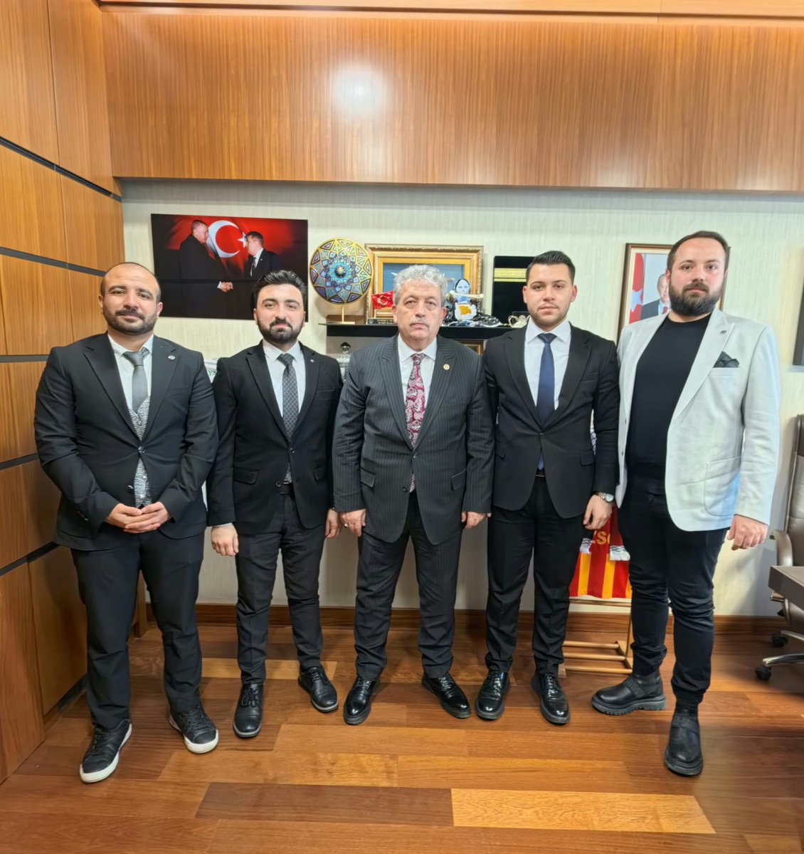 Genç Birlik Kayseri Şube Başkan Yardımcılarımız Birkan Karagöz, Muhammed İkbal Kurt, Mehmet Şahin ve Halil Işık’ı Gazi Meclisimizde misafir ettik.

Nazik ziyaretleri için kendilerine teşekkür ediyor, bugüne kadar yaptıkları ve bundan sonra üstlenecekleri hizmetlerde Rabbimden