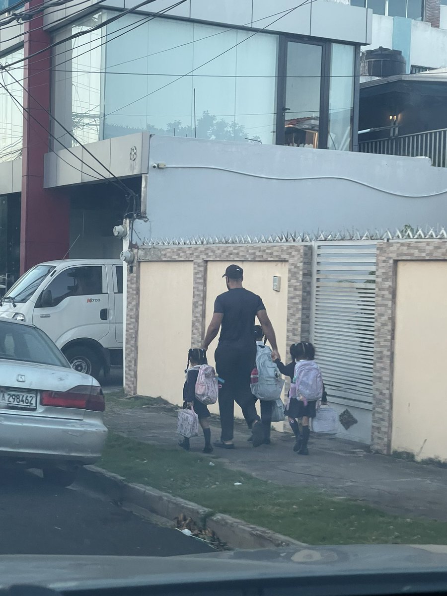 diogeneshd_'s tweet photo. De las cosas hermosas que uno puede ver cada mañana es ver padres con sus hijos camino a la escuela. 🫶 https://t.co/Bd5mOztTvp