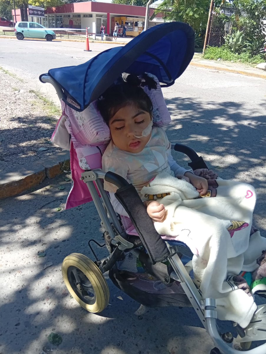 Franchu es de Merlo,BS As, su mami necesitaba una silla postural para llevarla a sus terapias al hospital posadas , Gracias a quienes donan y a Río  Uruguay por el traslado!hoy ya tiene su sillita nueva .Cuando vos donas siempre le devolves la esperanza a alguien más ! gracias !