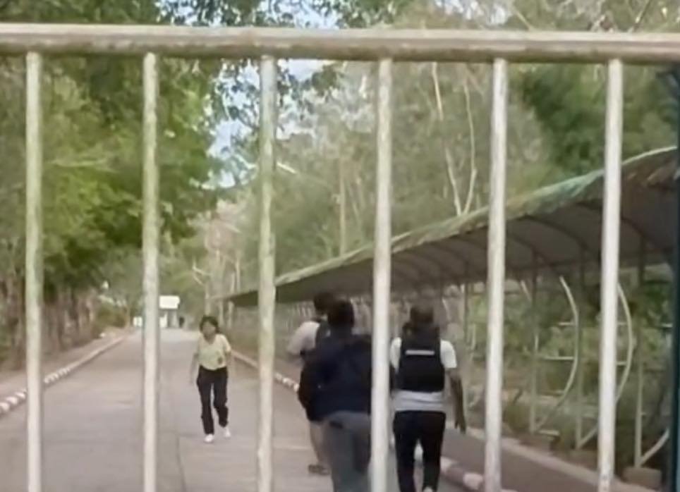 TifFaNy_9member's tweet image. มันยิงเด็กก่อนแล้วมันค่อยปล่อยตัวให้น้องเดินออกมาเอง น้องโดนยิงเข้าที่ท้อง ไม่รู้ตอนนี้น้องเป็นยังไง

#กราดยิง 
#สงขลา