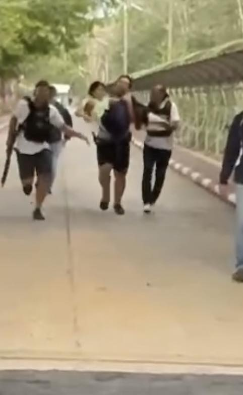 TifFaNy_9member's tweet image. มันยิงเด็กก่อนแล้วมันค่อยปล่อยตัวให้น้องเดินออกมาเอง น้องโดนยิงเข้าที่ท้อง ไม่รู้ตอนนี้น้องเป็นยังไง

#กราดยิง 
#สงขลา