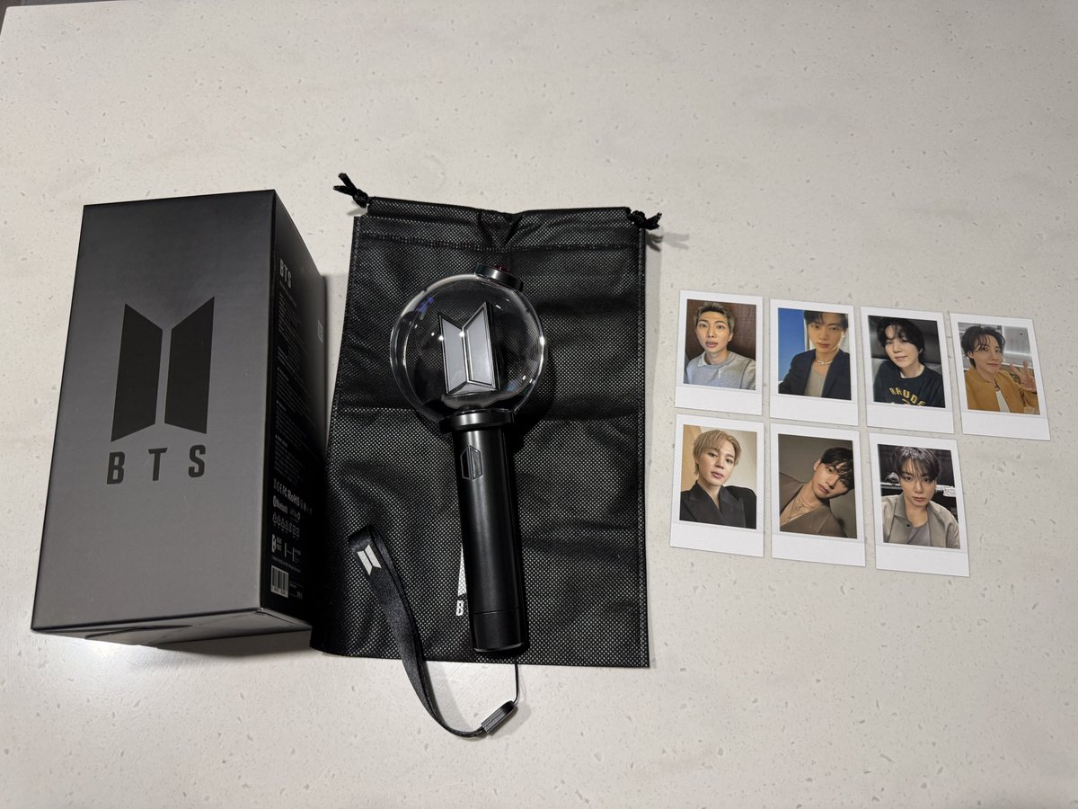 사미밤 실물이 더 아담하고 예쁘네 
좀 더 가벼워지고 손에 감기는 그립감도 괜찮고 머리 크기도 적당해진 느낌 그리고 자세히 들여다보니 아미들이 둘러싼 무대 위의 방탄을 표현한 것 같음 빨리 들고 나가고 싶다🔎🔍