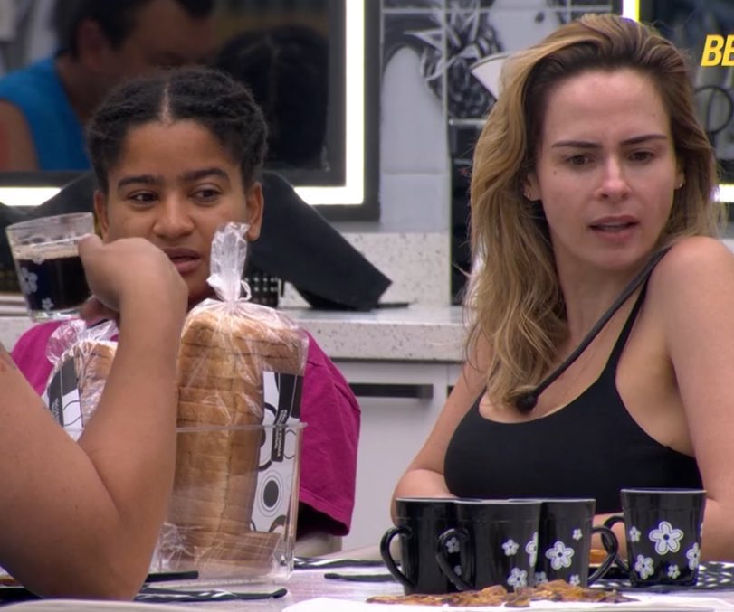 Dantinhas's tweet photo. Milena: “É um ditado popular, Ana. Só que ela não vai falar, porque nem pra isso ela serve.”

Marciele: “Ah, Milena, cala a boca!” #BBB26 https://t.co/iQyGuYqwAE