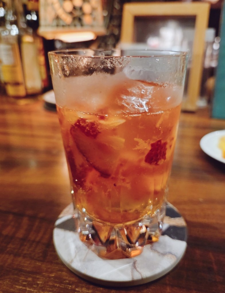 yumiho_0329's tweet photo. いつものBarChairsで
いちごのジントニック🍓🥃
#BarChairs 
#新小岩 https://t.co/5QA5UuS1sL