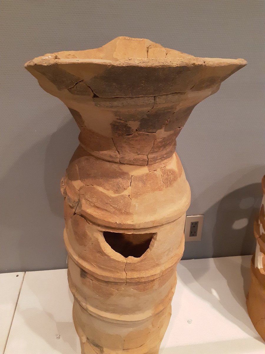 1日だけの展示。 出土した高坏。5世紀前半。 朝顔形埴輪多数。 方形