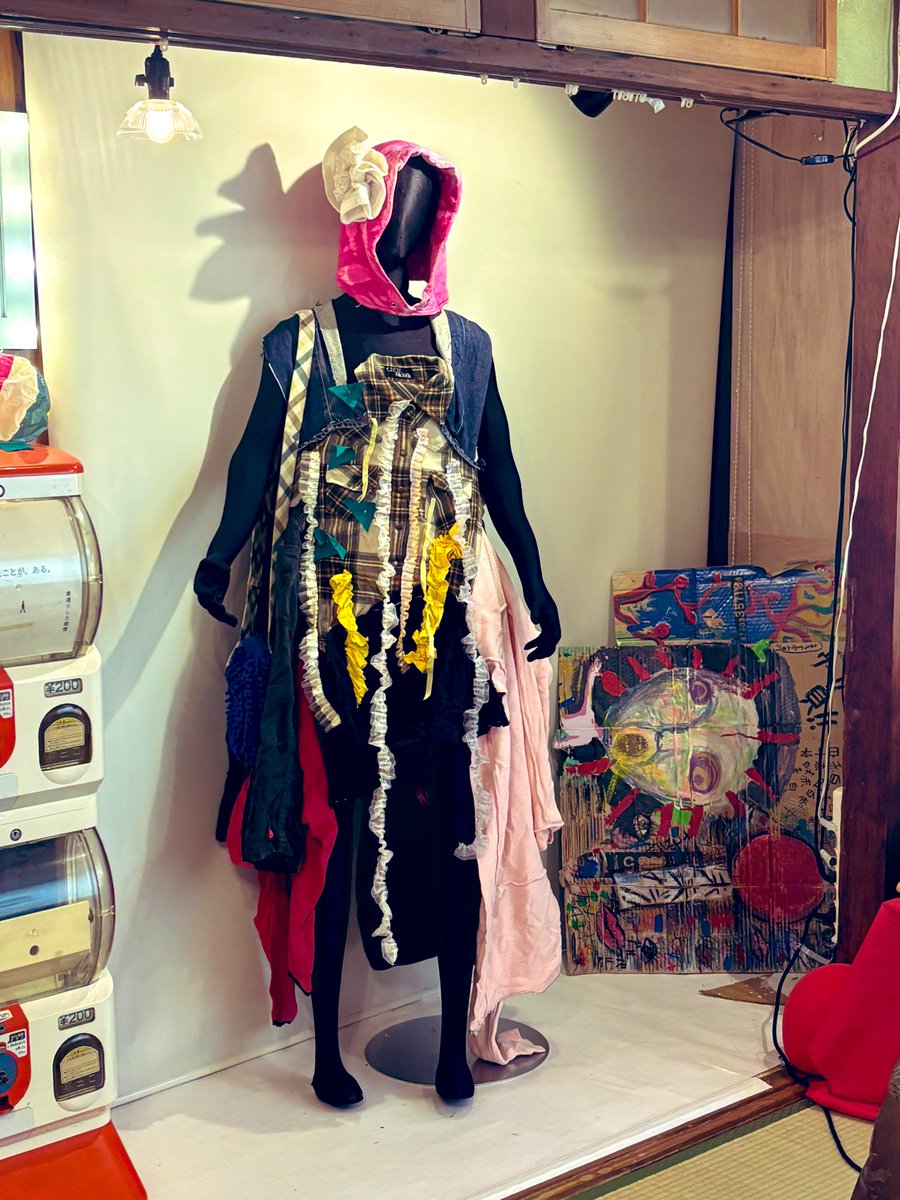 #まるで宇宙 の思わず二度見展に永樹の祖母宅にあったださい古着縛りで作った天神ドレス出展中です！ぜひご高覧下さい〜

まるで宇宙
大阪市旭区大宮3丁目20-32
2/8(日)〜22(日)
14〜20時
※火水木休み
※15日は有料企画
●13時半〜お笑い小道具ワークショップ
●17時半〜朗読会〜喉仏につき。〜