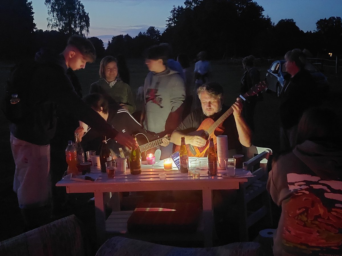 Die allermeisten Polen sind übrigens sehr nette Leute. Auch ich werde hier immer wieder mal von Wüterichen angegangen - aber lasst Euch nicht davon täuschen: Die Wüteriche sind nicht repräsentativ. Im Internet schaukelt sich Streit hoch, der im echten Leben bei einem kleinen Bier