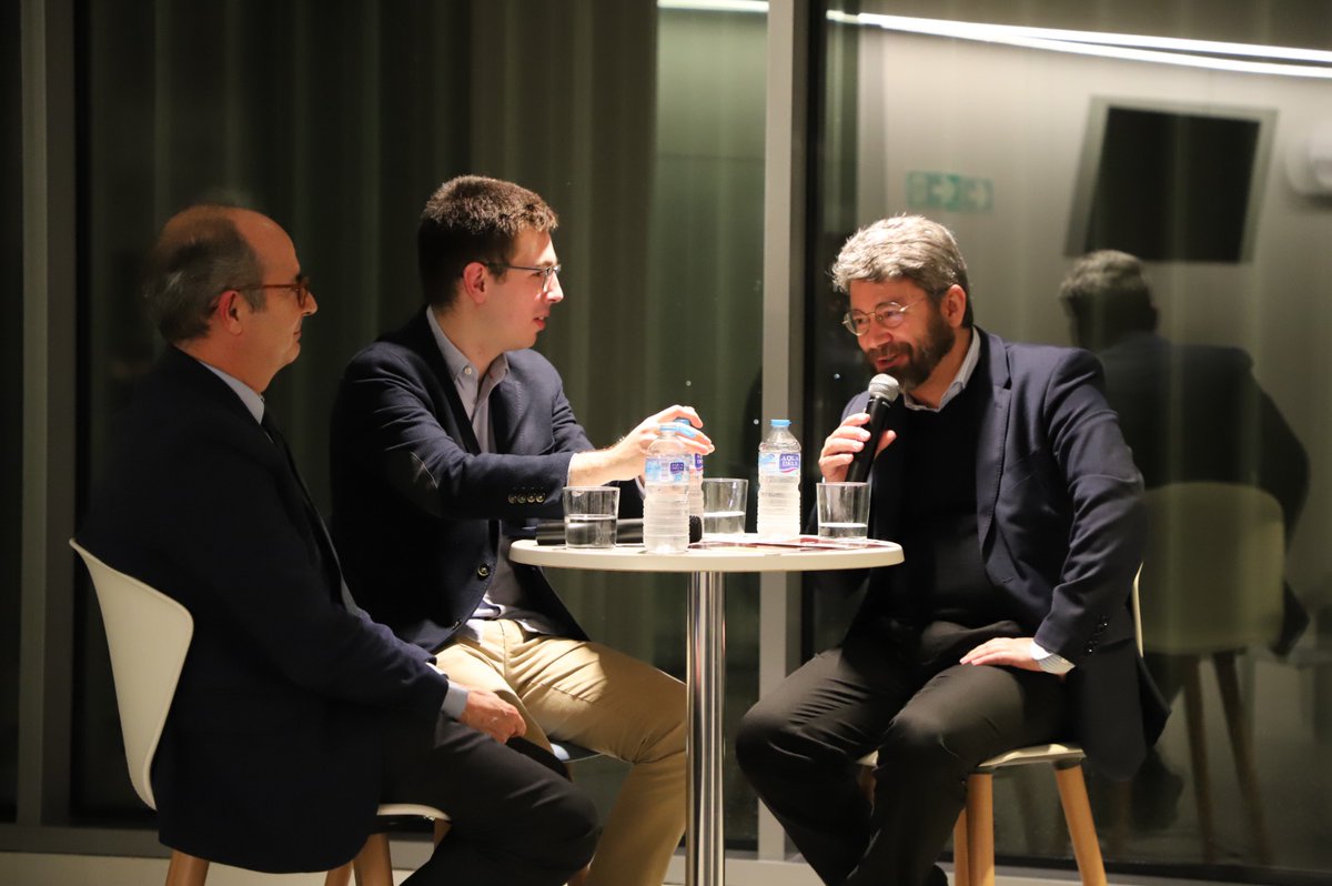 Torremarte1's tweet photo. Ayer disfruté mucho de este debate montado por un grupo de estudiantes universitarios sobre qué es realmente una Universidad. No cabía un alma en el lugar. Un lujo compartir mesa una vez más con el gran @higiniomarin1 https://t.co/gsIwSUpzC8