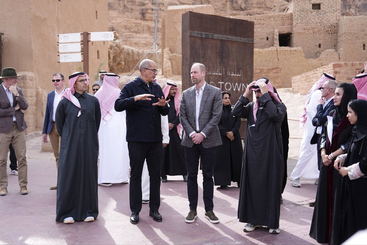 saudistuff's tweet photo. وزير الثقافة يصطحب ولي عهد بريطانيا الأمير وليام في جولة بالبلدة القديمة في العلا . https://t.co/KAR4XYgPls