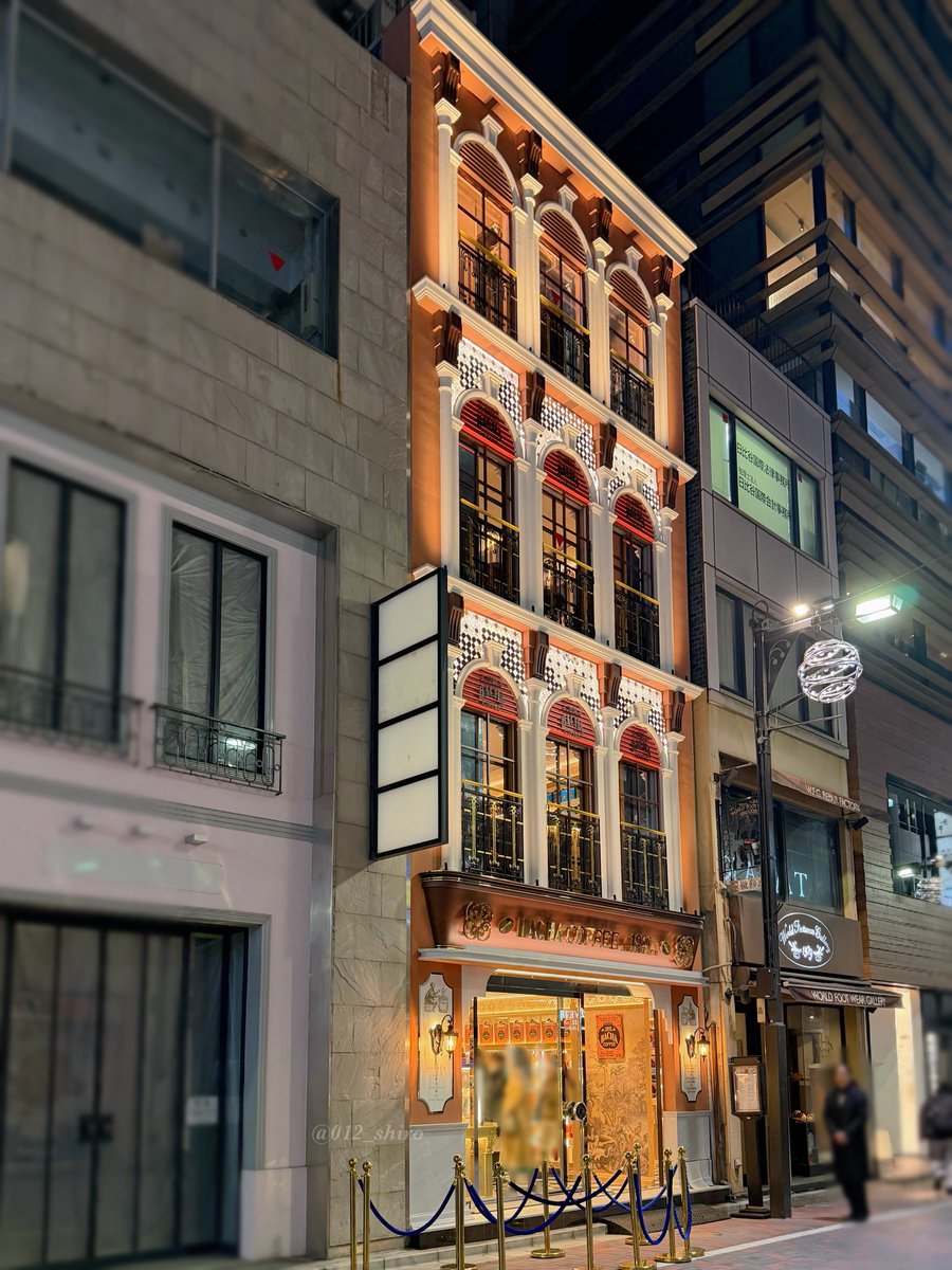 日本初上陸、コーヒー界のエルメスと言われてるBacha Coffee(銀座)に行ってきたんだけれど想像を超える美しさだった…まず建物の完成度！！店内も外国のような雰囲気で非日常体験。
ドキドキしながら一番人気と聞いた『1910コーヒー』を注文。なんとお値段1,800円。庶民には目玉が飛び出る価格帯。