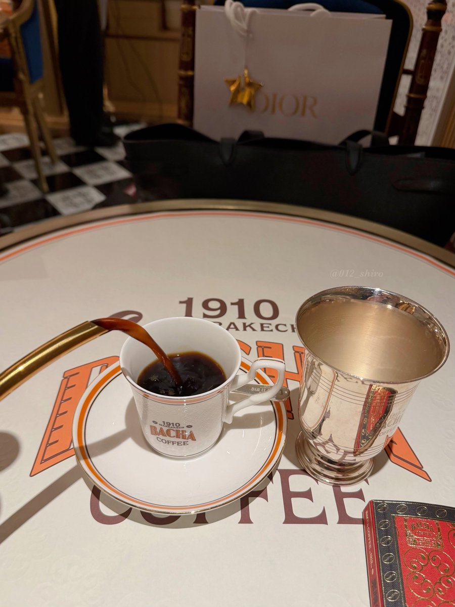 012_shiro's tweet image. 日本初上陸、コーヒー界のエルメスと言われてるBacha Coffee(銀座)に行ってきたんだけれど想像を超える美しさだった…まず建物の完成度！！店内も外国のような雰囲気で非日常体験。
ドキドキしながら一番人気と聞いた『1910コーヒー』を注文。なんとお値段1,800円。庶民には目玉が飛び出る価格帯。…