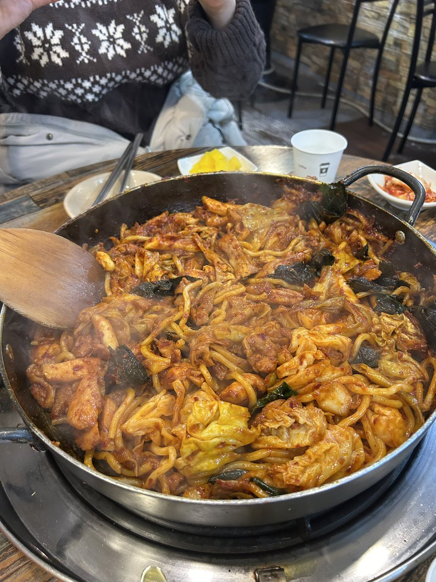 yujinbab's tweet photo. 순대(닭갈비) 먹엇어요..
순대(우동)를 추가했어요..
순대(양배추) 한 입 순대(닭고기) 한 입 순대(떡) 한 입 https://t.co/CJUU5G5aig
