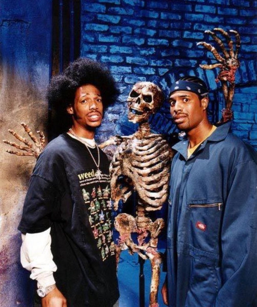 horrorsthetics's tweet photo. Shawn &amp; Marlon Wayans on the set of ‘SCARY MOVIE 2’ (2001) https://t.co/QwgVwoB2iY