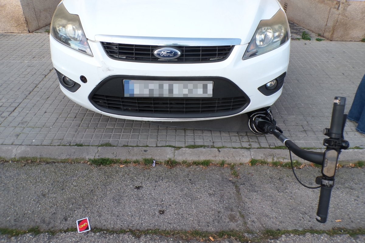 🛵⚠️ Accident a Son Cladera (07.45 h): dos menors il·lesos després de xocar amb un cotxe mentre anaven tot dos en un patinet per la vorvia i sense casc.
Denunciats per incomplir l'edat mínima (16 anys), circular per la vorera i manca de protecció.