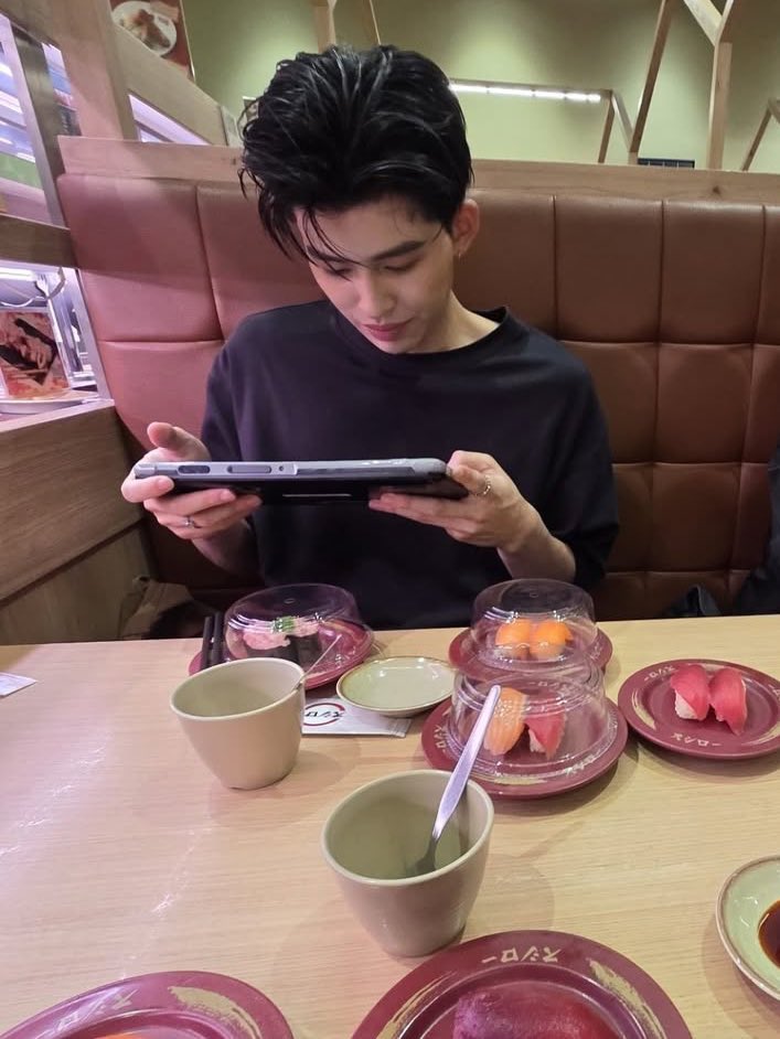 j0zephyne's tweet photo. ไม่แปลกใจที่ชอบไปกินข้าวด้วยกันนะ ก็วิวฝั่งตรงข้ามมันน่ามอง https://t.co/iU8uD6XGrF