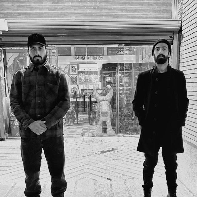 moeinnajafii's tweet photo. احسان و مهرشاد خوروش از اصفهان
دوتا برادرن، بیشتر از ۳۰ روزه که تو زندانن
بچه هارو از سرکارشون، با لباسای کار میبرن. 
هیچ دادگاهی واسشون تشکیل نمیشه
خونوادشون نگران حکم سنگینن. 
#بازداشت_غیرقانونی https://t.co/l5AvGLmV2L