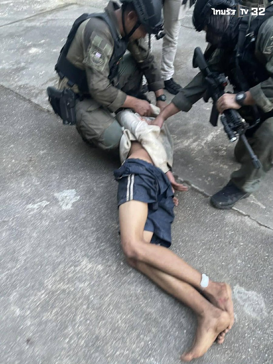 สรุปเหตุการณ์ #กราดยิงหาดใหญ่ 

- คนร้ายอายุ 18 ปี ตามหาครูท่านหนึ่งที่ทำโทษน้องสาวตัวเอง
- ควบคุมครูและนักเรียนตัวประกันกว่า 300 คน
- ประกาศให้ครูมาภายใน 30 นาที ไม่มาจึงยิงผอ.ที่ท้อง
- ผอ.อยู่ในระหว่างผ่าตัด ยังไม่เสียชีวิตตามข่าวลือ
- ยิงนักเรียนบาดเจ็บอีก 2