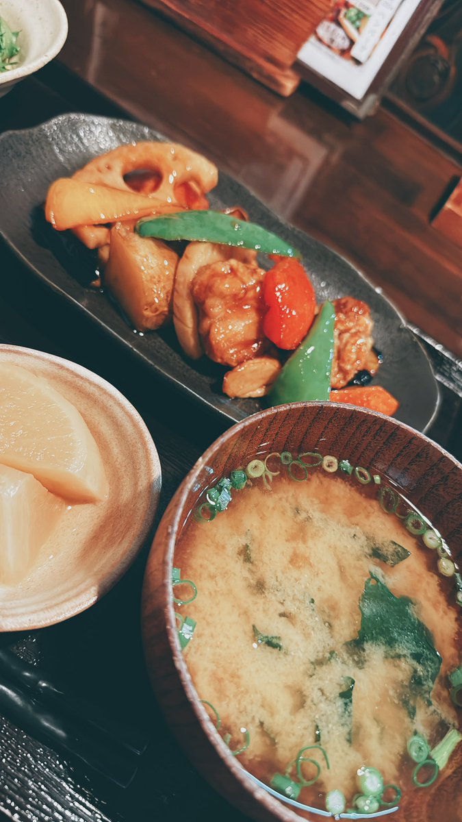 いくちょんとランチをしました🍗
プリクラもトリ、なんと帰り際の電車降りる数秒の間で
あ！プレゼント！と思い出し
3秒くらいでプレゼント交換をしました🎁
お互い生えてて映えてるねというかんじで我々イケてました🫶👯‍♀️