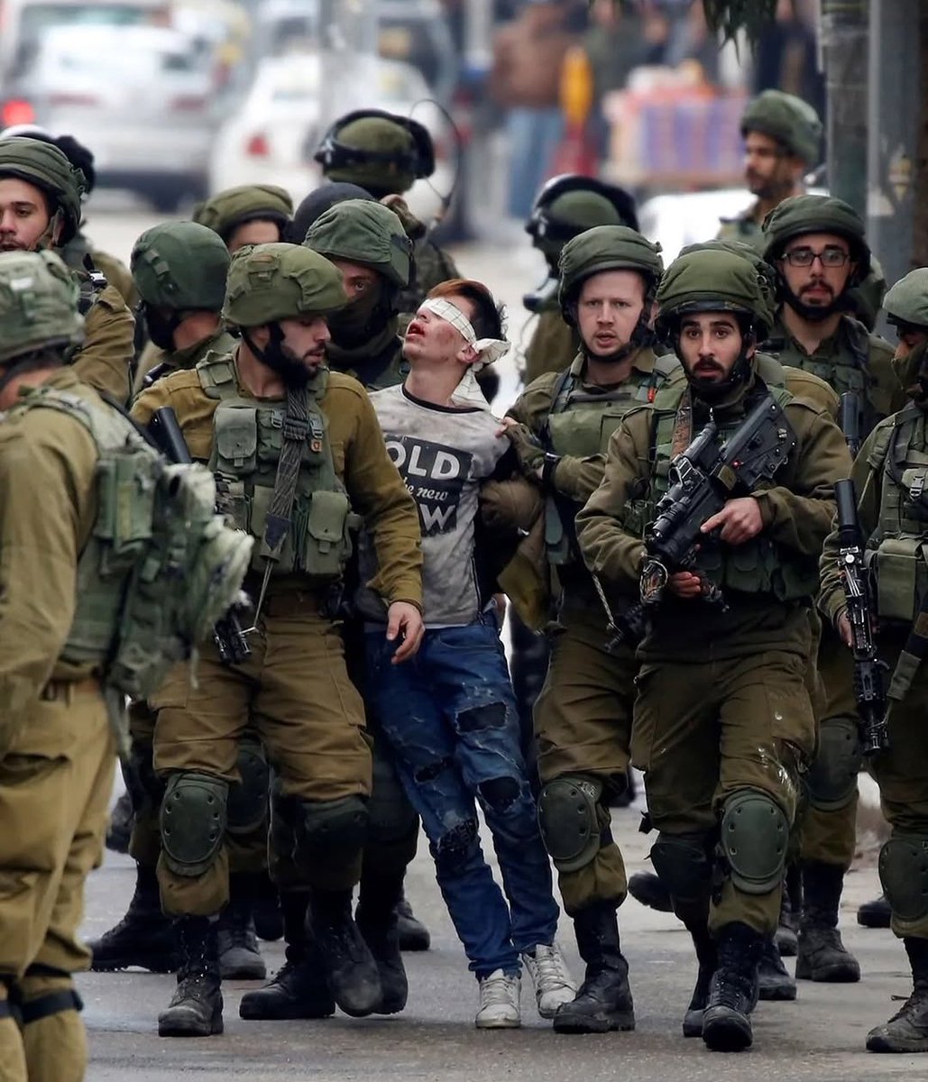 aapayes's tweet image. Te imaginas tantos esbirros genocidas por secuestrar a un niño Palestino. Esto sucedió en los territorios ocupados de Cisjordania. 

La cobardía tiene nombre y apellido
 «sinónimo israelí»