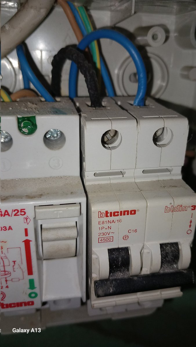 Elias_Radomir's tweet image. #Electrician should see what is wrong.

Do you see it?
Leave comments.