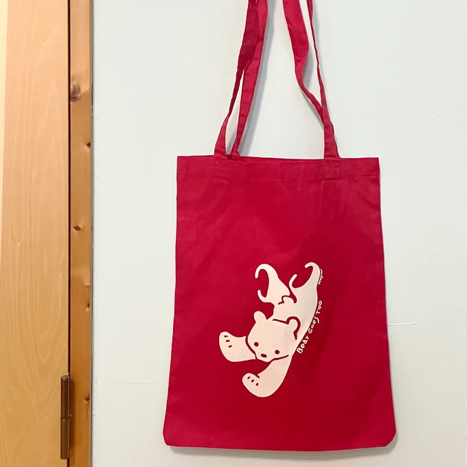 \ondo STORE 展示・販売中/ グッズ紹介 トートバッグ(赤・紺 2種) 約H390×W330mm(持ち手:約650mm) A4がゆったり入るサイズ 長めの持ち手で肩にかけられます くまさんがバッグから 滑り落ちたようなデザインです きゅっと結んで巾着みたいに持つのもおすすめ → お店で待ってます