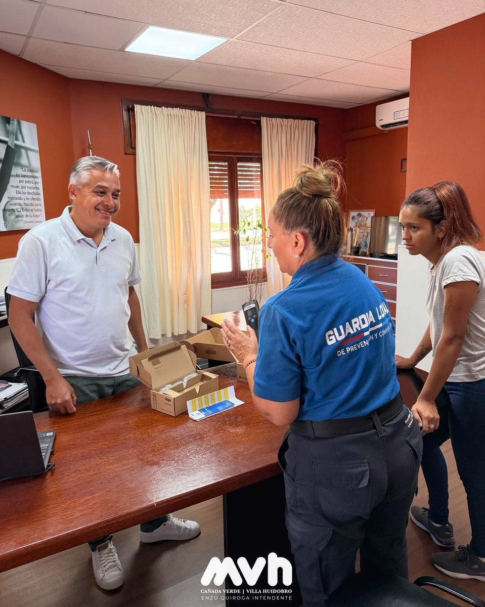 🚔👮🏽Nuestro intendente Enzo Quiroga entregó dos nuevos handies y un alómetro a la Guardia Local y Seguridad Ciudadana, fortaleciendo las tareas de prevención y el cuidado diario de los vecinos. Seguimos invirtiendo en más seguridad🙌🏽

#UnGobiernoQueNosUne
#GestiónEnzoQuiroga