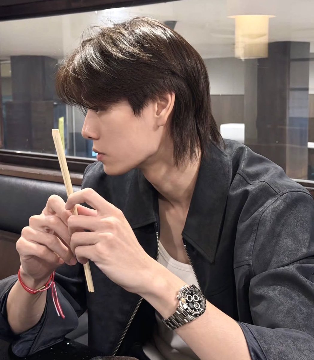 แต่ภูวินรูปนี้หล่อมาก แบบพี่ตั้งวิศวะมาก เปนคนเข้ากับผมยาวๆสีน้ำตาลจิงๆอะ ดูนุ่มฟู ดูหนุ่มเซอร์มาก แล้วพอข้อมือจิ๋วๆใส่นาฬิกาละเพิ่มความเท่อีกคูณร้อยเลยอะ เปนคนทั้งหล่อทั้งน่ารักในคนเดียว ทำได้ไง ㅠㅠ