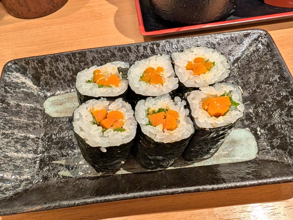 ラストオーダーまで15分ですけどいいですかと聞かれ問題ないですと答え、立ち食い寿司を食べました。