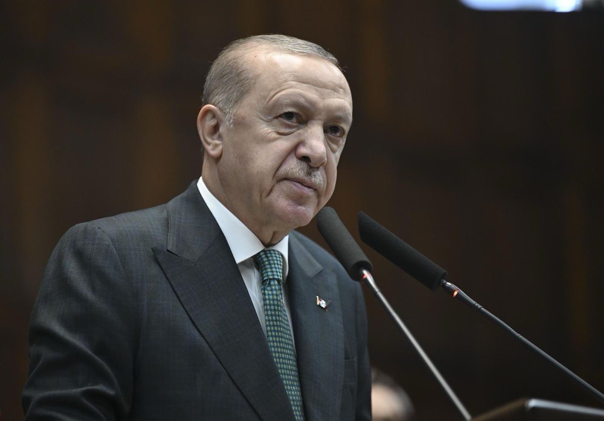 Cumhurbaşkanımız Sayın Recep Tayyip Erdoğan, AK Parti TBMM Grup Toplantısı’nda millet iradesine yönelen her türlü kibirli ve vesayetçi anlayışa karşı net bir duruş sergiledi.

“Milletimize tepeden bakanlarla mücadelemizi her zeminde sürdüreceğiz.” vurgusuyla; yasakçı, baskıcı ve