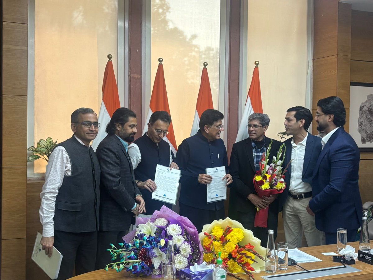 sgepc1958's tweet photo. SGEPC delegation meets CIM and MoS for commerce and felicitated them for successful conclusion of recent FTAs.
@DoC_GoI @PiyushGoyal
#SGEPC #IndiaUSTrade #SportsGoodsExports #ToysExports #GlobalTrade https://t.co/zk5AmQO8rn