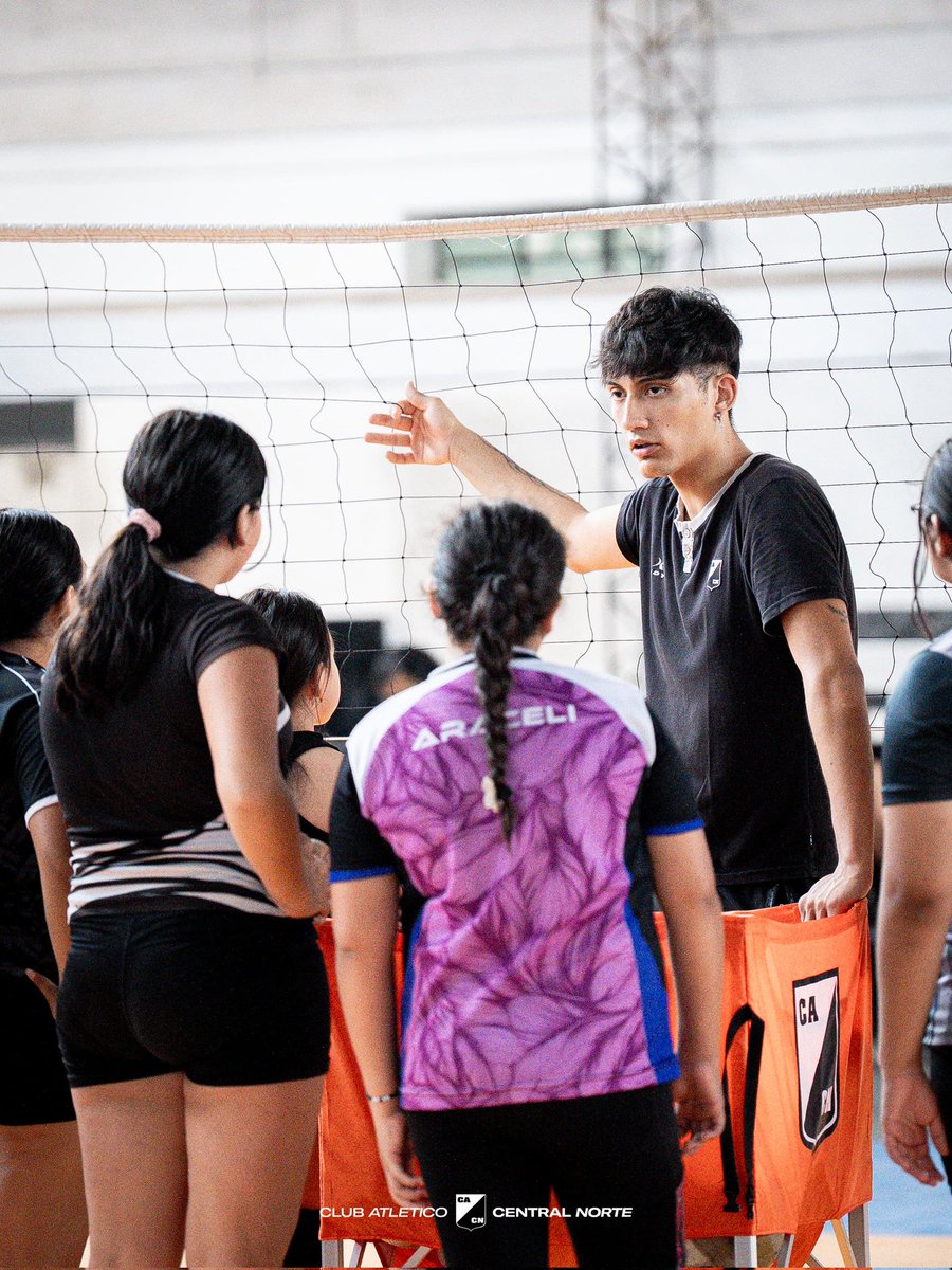 CACNoficial's tweet image. #Vóley 🏐
Masculino y femenino ya están en ritmo, metiendo intensidad, compromiso y muchas ganas en cada entrenamiento.
El club se mueve. Las categorías trabajan. La temporada ya se siente.
👉 Mirá los horarios para sumarte.

#VamosCentral ⚫️⚪️⚫