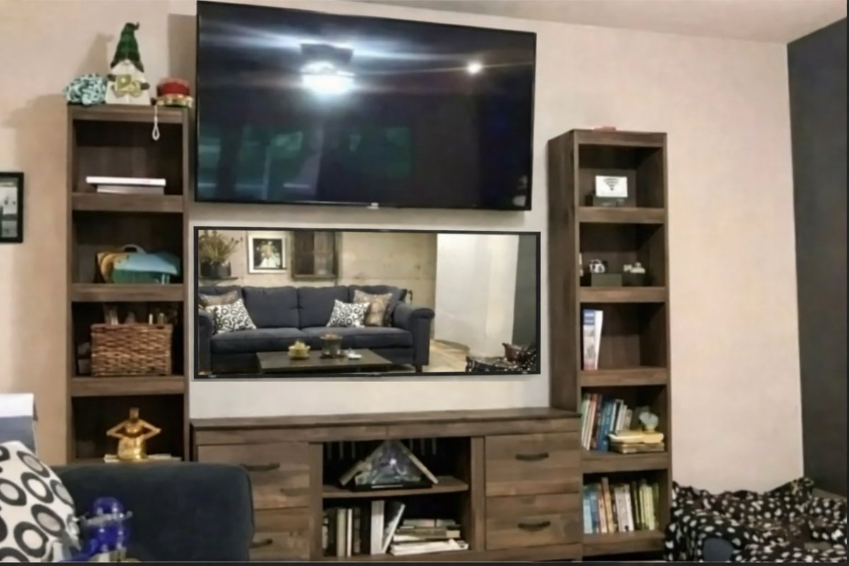Roohan_nwz's tweet photo. @HumansNoContext a mirror, so you can watch yourself while watching tv https://t.co/tu24jwAJLp