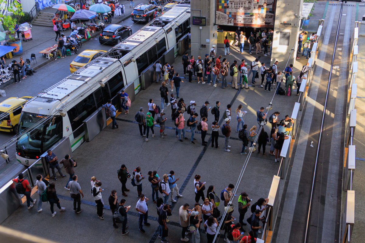 metrodemedellin's tweet photo. Un nuevo día nos regala este escenario tan lindo: una imagen que no se ve en cualquier lugar y que refleja nuestra #CulturaMetro. 💚

Esta vez, en nuestro tranvía, donde el respeto y el orden también hacen parte del viaje. ✨ 🚈
#FelizDía https://t.co/f4hzEoeyIp