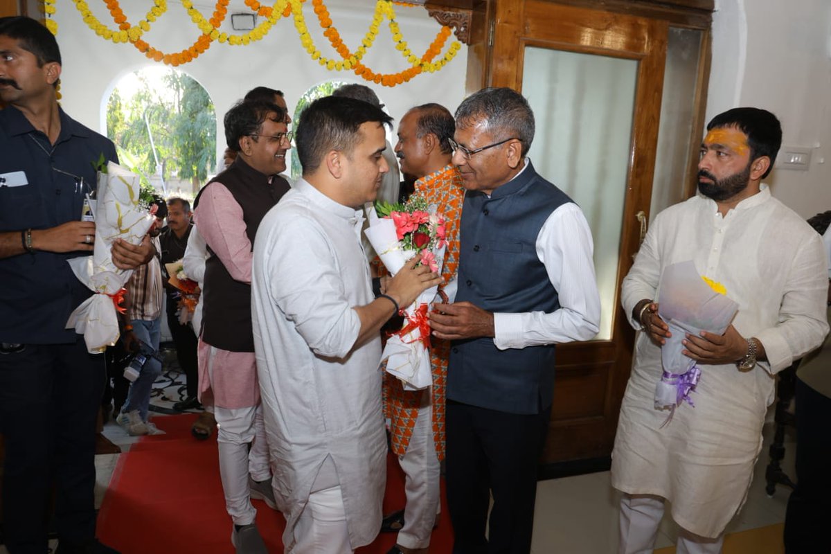 સાથી કાર્યકર્તાઓના અનન્ય સ્નેહ - આવકાર બદલ હૃદયથી આભાર ! 🪷🙏🏻

📍કેશોદ એરપોર્ટ - જૂનાગઢ સર્કિટ હાઉસ