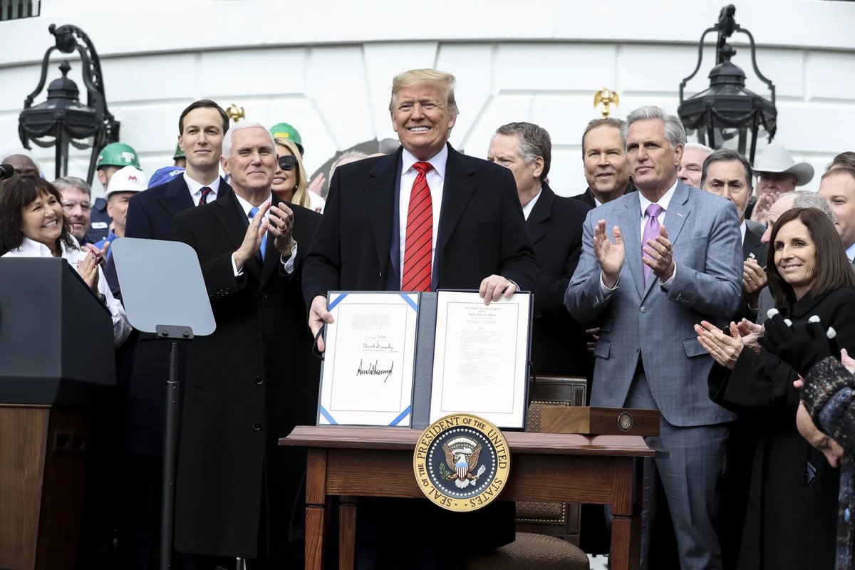 StockMKTNewz's tweet photo. TRUMP PRIVATELY WEIGHS QUITTING USMCA TRADE PACT HE NEGOTIATED

🇺🇸 President Trump has reportedly considered leaving the North American trade pact

Trump has asked aides why he shouldn't withdraw from the agreement, though he has stopped short of flatly signalling that he will do so

The US-Mexico-Canada Agreement is set for a mandatory review before a possible extension on July 1, and if the countries agree to a renewal, the accord would remain in force for another 16 years, but if that doesn't happen, it could trigger annual reviews for a decade until the deal's expiration in 2036

(Source Bloomberg)
