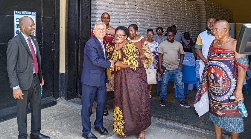 TW_Eswatini's tweet image. Amb. Liang &amp;amp; DPM Dladla teamed up to hand over 756 metric tons of #LoveFromTaiwan rice to Eswatini🇸🇿. The sincerely appreciated donation will keep the wolf from the door for those in real need. It'll also ensure we #LeaveNoOneBehind in the #BeautifulKingdom. Yes! #TaiwanCanHelp🇹🇼