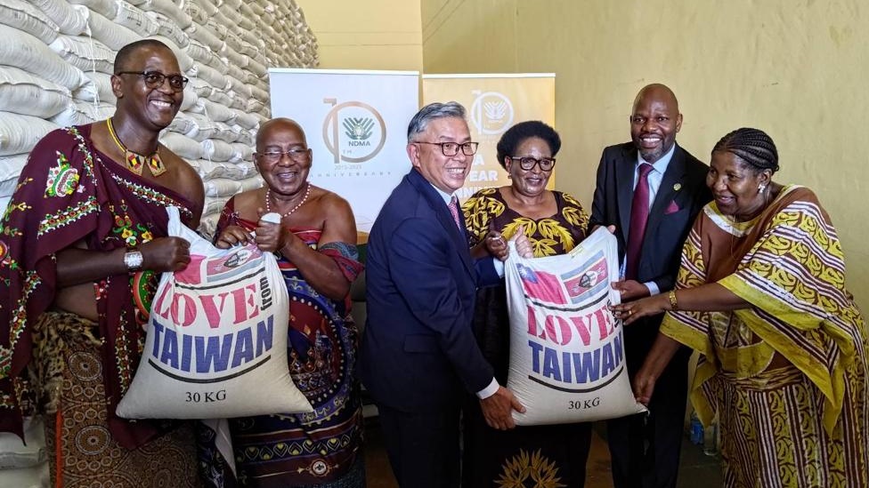 TW_Eswatini's tweet image. Amb. Liang &amp;amp; DPM Dladla teamed up to hand over 756 metric tons of #LoveFromTaiwan rice to Eswatini🇸🇿. The sincerely appreciated donation will keep the wolf from the door for those in real need. It'll also ensure we #LeaveNoOneBehind in the #BeautifulKingdom. Yes! #TaiwanCanHelp🇹🇼