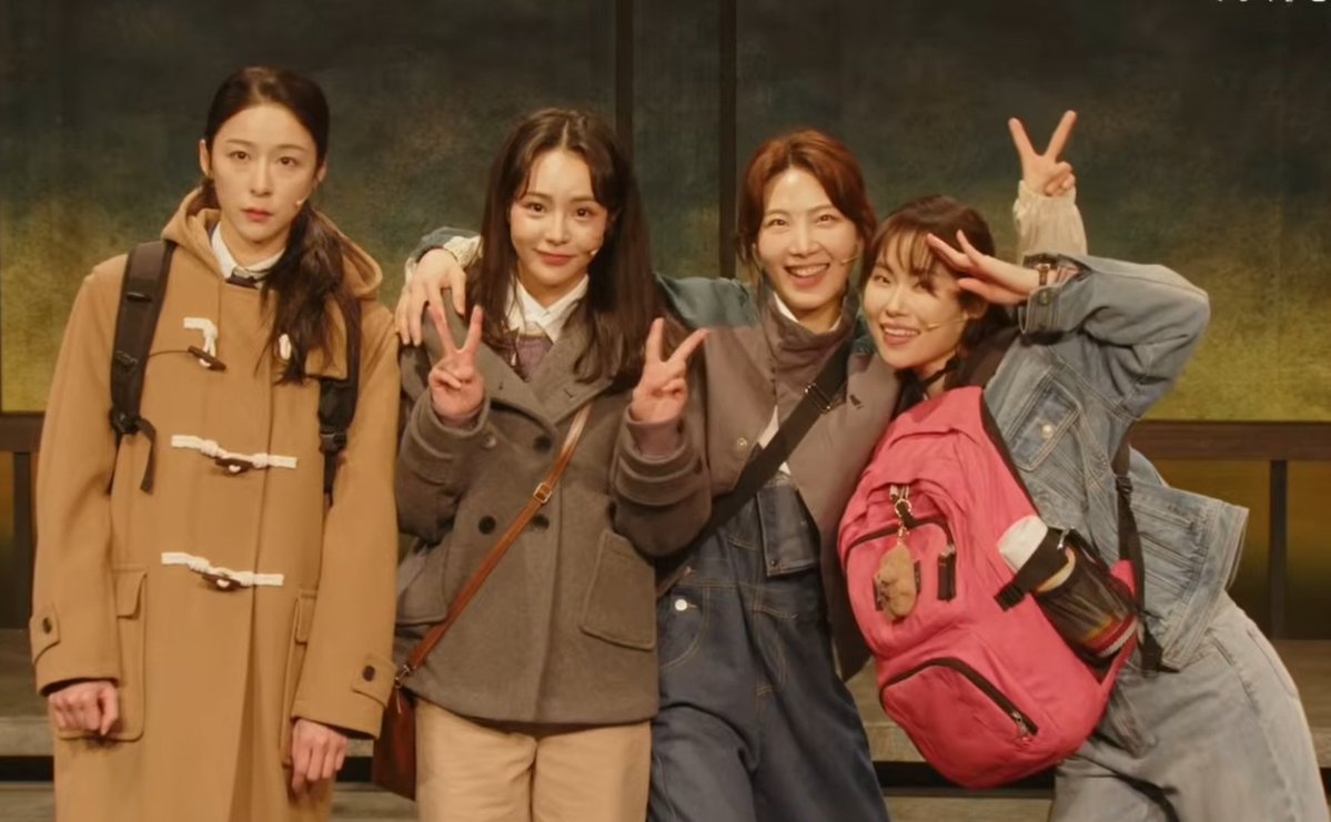 중계라고 사진찍는 장면에서 필카는 a열분한테 드리고 카컨은 중계카메라에다 하는데 넘커염짐 ㅋㅋㅋㅋㅋ 일케 단체사진 하나 증정으로 주라