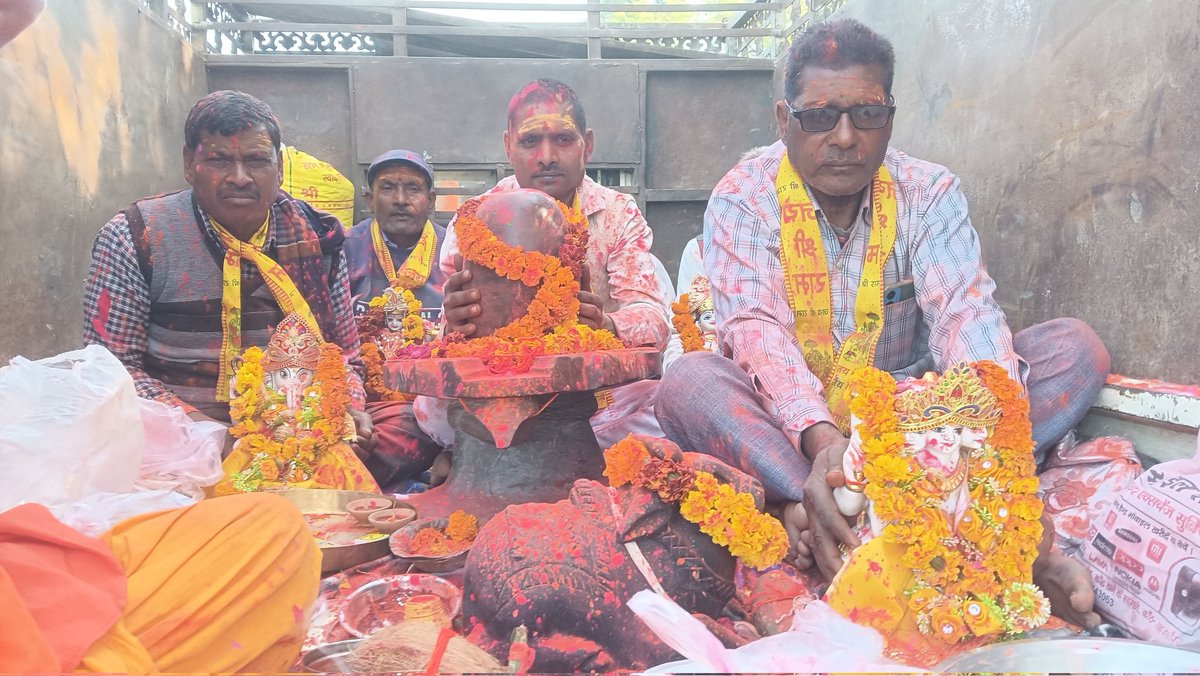 AlokSharmaVHP's tweet photo. भगवान शिव मंदिर की प्राण प्रतिष्ठा शोभायात्रा में रहना हुआ।।
#जय_शिव_शंभू 
#हर_हर_महादेव 
@AjeetTiwariaje @akhilmishra913 @ALOKPATWARI @mohitpandit0 @ds2902911gmail1 @akhilmishra913 https://t.co/MoR5EUSACl
