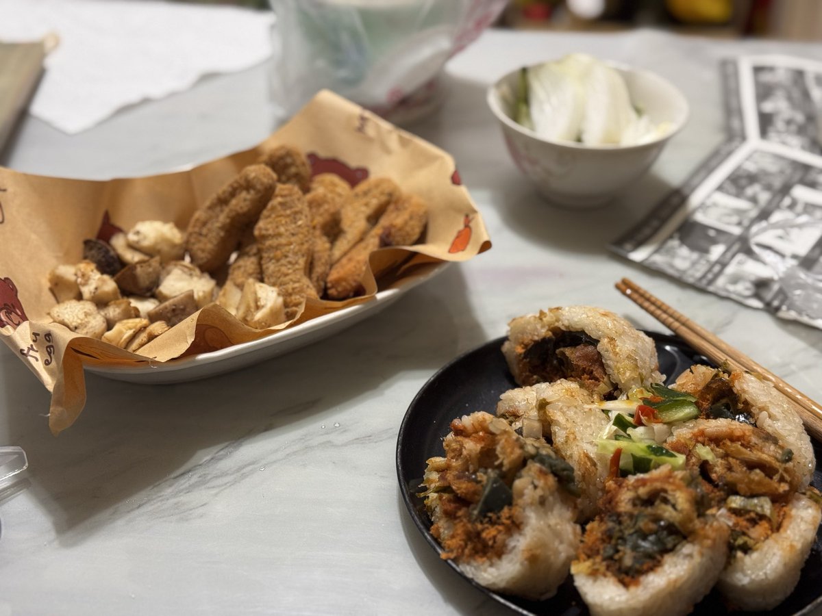 今天來個與雪簡單的早餐那個皮蛋飯糰是現成的想說切一下會不會比較好看🤣 #織雪在不在