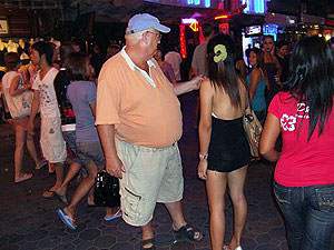 Quand c'est des touristes gras et Blancs qui viennent violer des mineures prostituées on vous entends moins. On en déduit que c'est moins pire, pour vous, que des Noirs qui chantent.