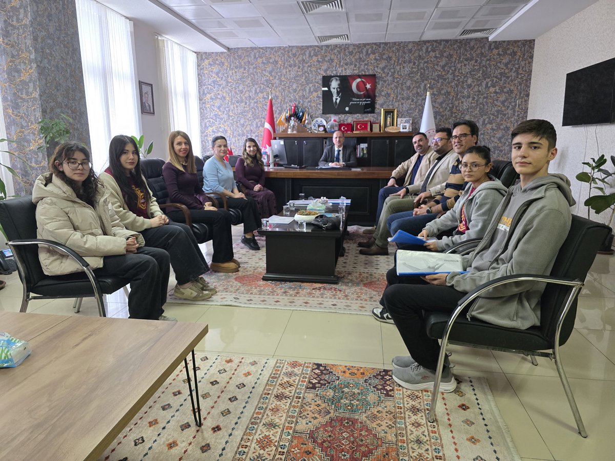 YuregirMem's tweet photo. 75.Yıl Anadolu Lisesi’nde yürütülen 16 projenin tanıtımı kapsamında Okul Müdürü Selami Pektaş, proje yürütücüsü öğretmenlerimiz ve öğrencilerimiz, İlçe Millî Eğitim Müdürümüz Sayın İzzettin Aydın’ı ziyaret etti.

@Yusuf__Tekin @tcmeb @valiyavuz @mehmet1aksu @mnaras @izzetaydin01 https://t.co/jlROHbNA5e