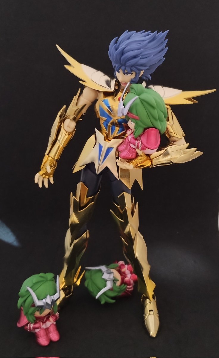 瞬ちゃんズと蟹氏を一緒に撮ってみようと思ったけど、三つ子をあやすのにひと苦労なお父さんの図にしかならん…。