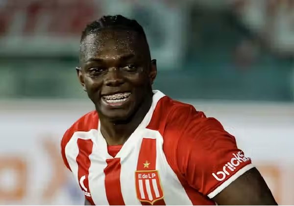 El tema Cetré es muy sencillo, como contamos anoche en #LaOralDeportiva por <a href="/Rivadavia630/">Radio Rivadavia</a> #Boca arregló con #EDLP y con el jugador. Sin embargo, al #DIM le ofreció dinero y a Martegani. Los colombianos quieren el mismo monto que los platenses, 3 palos limpios, además no tienen