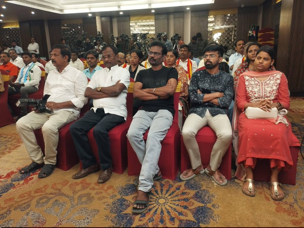 boopal888pmk's tweet photo. வாழ்த்துக்கள் அக்கா
இப்படிக்கு திலகபாமா
பாமக பொருளாளர் திலகபாமா எழுதிய "இப்படிக்கு திலகபாமா" நூல் வெளியீட்டு விழா சென்னையில் நடைபெற்றது. புத்தகத்தை மூத்த பத்திரிகையாளர் மாலன் வெளியிட மூத்த பத்திரிகையாளர் ரங்கராஜ் பாண்டே பெற்றுக் கொண்டார்.
#Thilagabama #boolrelease #ippadikuthilagabama #seithialai #writer #Maalan #RangarajPandey #danielvraja
@THILAGABAMA