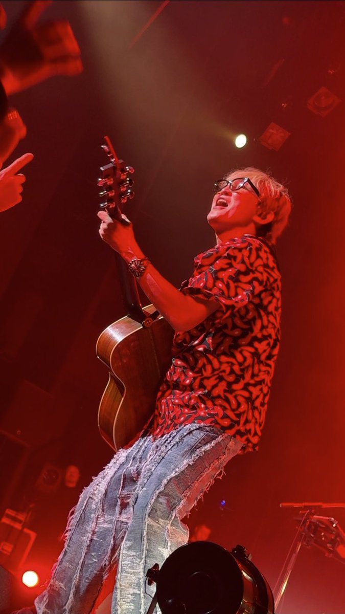 shikaosuga's tweet photo. 名古屋 ウインクあいち、ありがとうございました
今日はMCと歌は絶好調ながら、ギターの小さなミスが多かった・・・本当すみません。油断したかなぁ。お客さんはめっちゃ盛り上がってたから、なんとか答えようとしたんだけど、飛び道具玉砕。
「誰一人ボーッと聞いてる人がいなかったですよ、すごかったです」と、会場にいた友人に言われました。。ありがたや、、、またやりたいですね！
名古屋、次はファンク🦖ザウルス初日ですよ！
